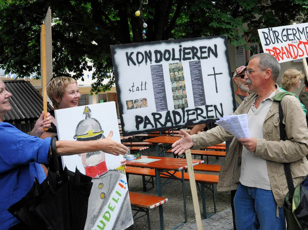 Protest vor der Martinskirche: Der Friedensrat kommt  mit Plakaten zur Stadtfest-Erffnung  in Mllheim.