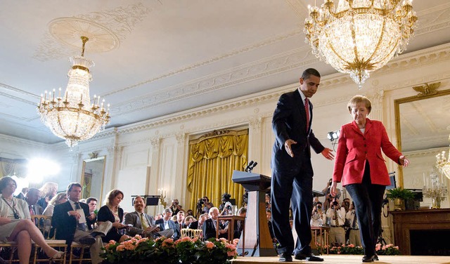 US-Prsident Obama weist der Kanzlerin...aus der Pressekonferenz in Washington.  | Foto: afp