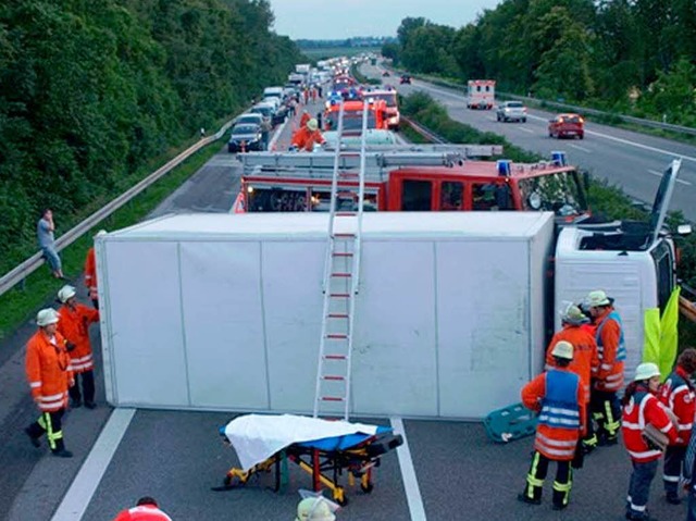 Da geht nichts mehr: Der umgekippte Lkw blockiert die Autobahn.  | Foto: Polizei