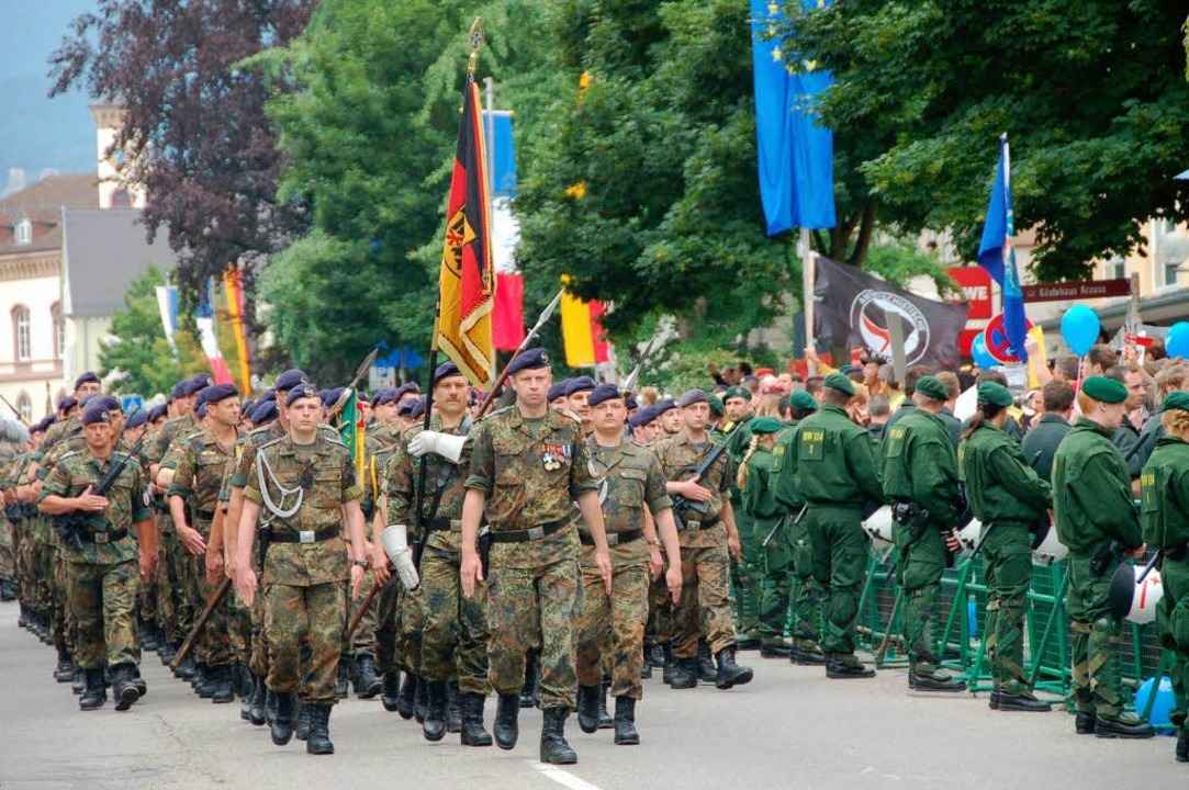 Soldaten, von Polizisten abgeschirmt  | Foto: sigrid umiger