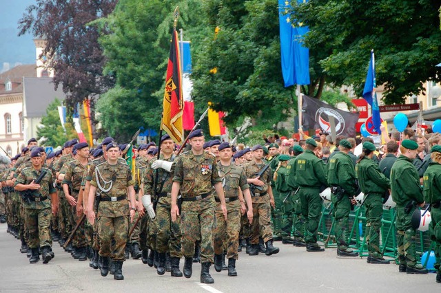 Soldaten, von Polizisten abgeschirmt  | Foto: sigrid umiger