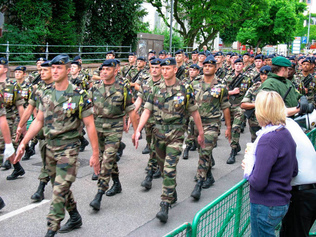 Viel Beifall beim Marsch der Deutsch-Franzsischen Brigade durch Mllheim und auch Protest