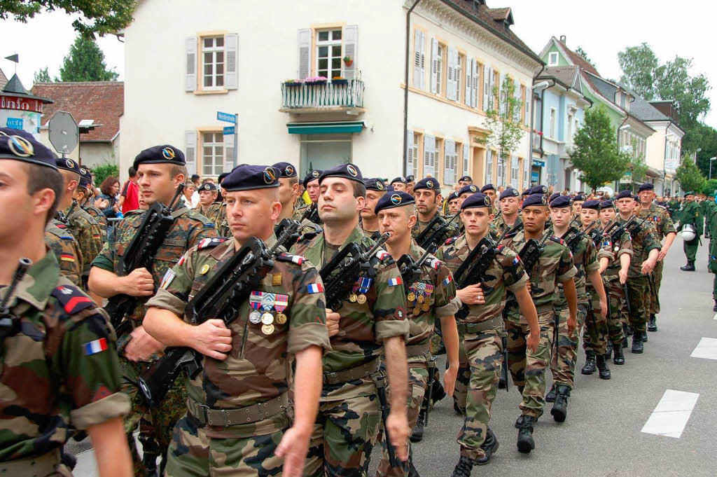 Viel Beifall beim Marsch der Deutsch-Franzsischen Brigade durch Mllheim und auch Protest