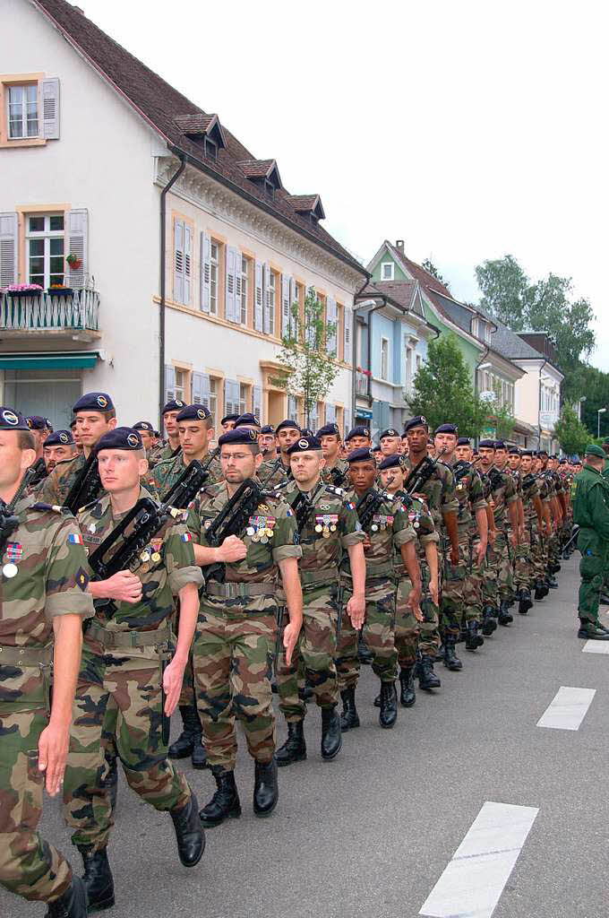 Viel Beifall beim Marsch der Deutsch-Franzsischen Brigade durch Mllheim und auch Protest