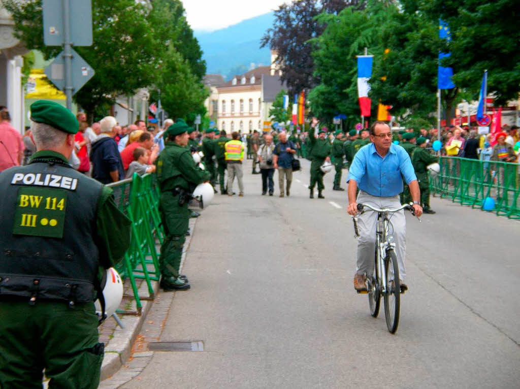 Viel Beifall beim Marsch der Deutsch-Franzsischen Brigade durch Mllheim und auch Protest