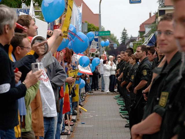 Hier die Friedensbewegung &#8211; da die massive Polizeiprsenz  | Foto: MPS