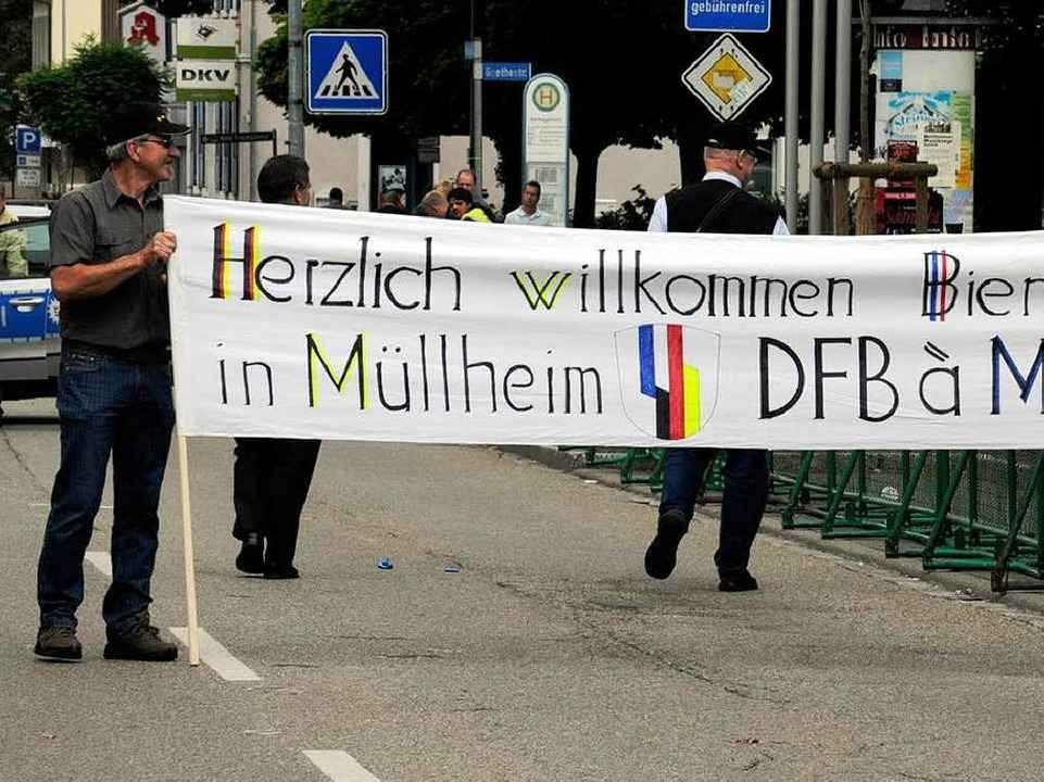 Viele M�llheimer stehen hinter der Bri...anten, die das per Transparent kundtun  | Foto: MPS