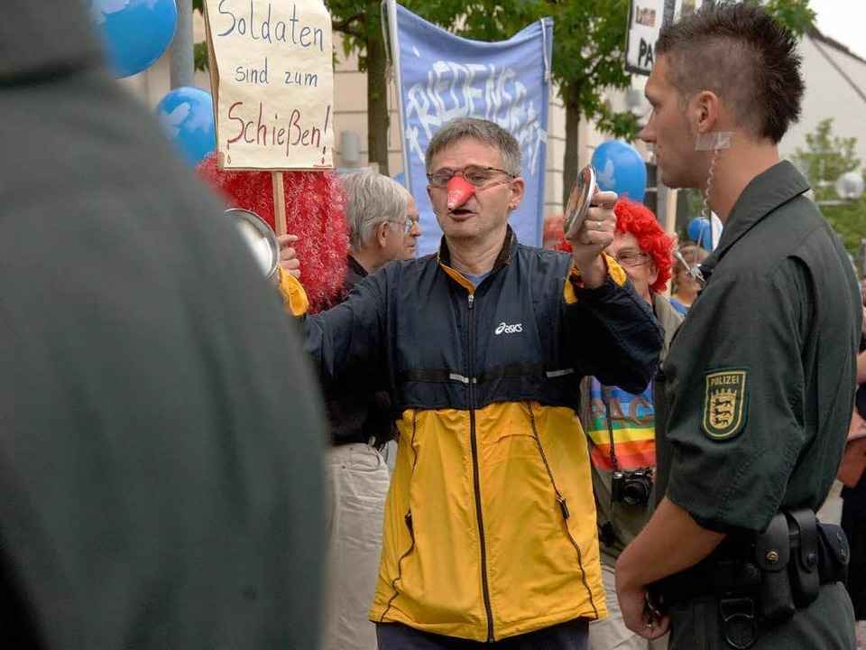 Ein Aktivist vor einem Beamten der ...ie bei Demos eingreifen kann und soll.  | Foto: MPS