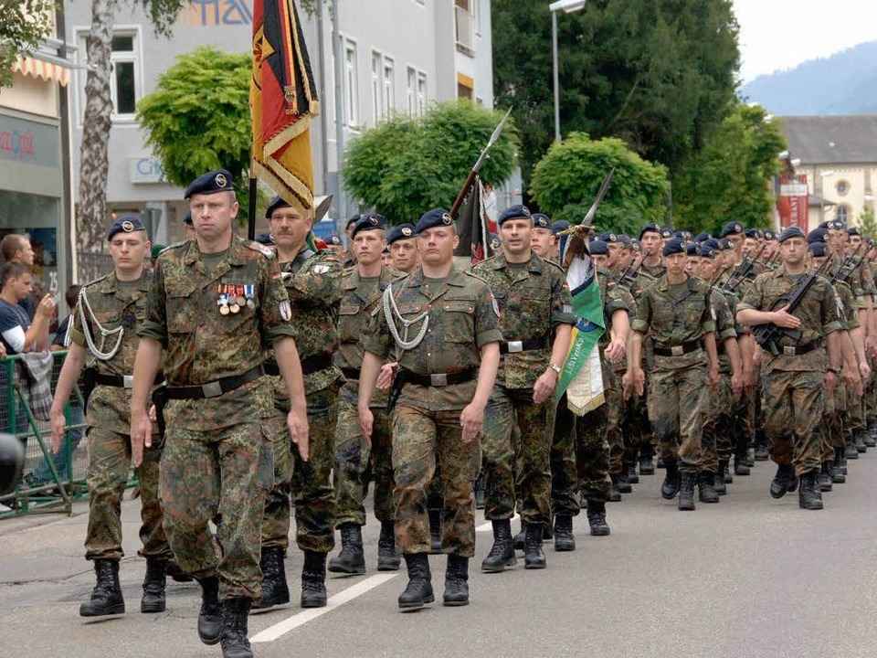 Die Brigade auf dem Weg durch die Werderstra�e  | Foto: MPS