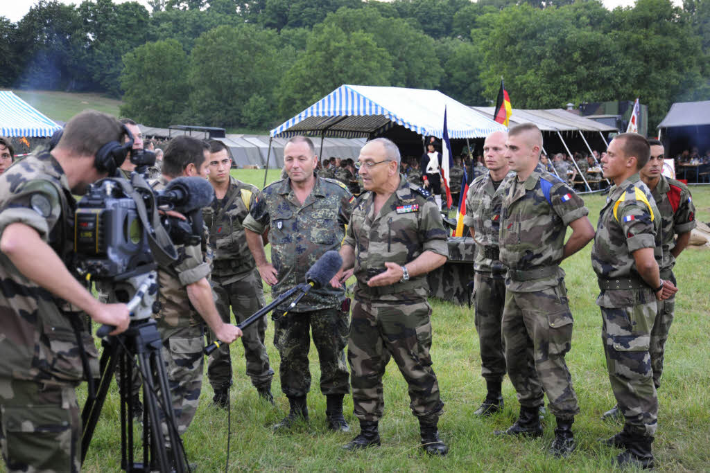 Die Inspekteure der beiden Heere, Generalleutnant Budde und Gnral Irastorza im Gesprch mit Soldaten.