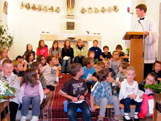 Mit Kindern versteht Jesuitenpater Clemens Blattert es besonders gut.  | Foto: Martha Weishaar