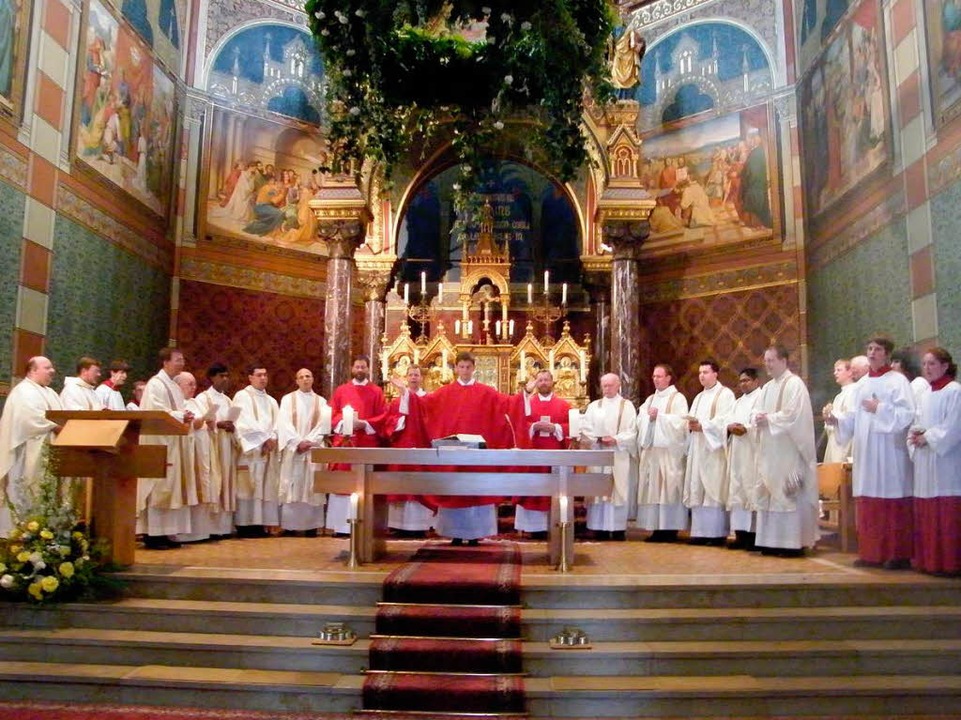 16 Priester feierten mit Jesuitenpater Clemens Blattert dessen Primiz.  | Foto: Martha Weishaar