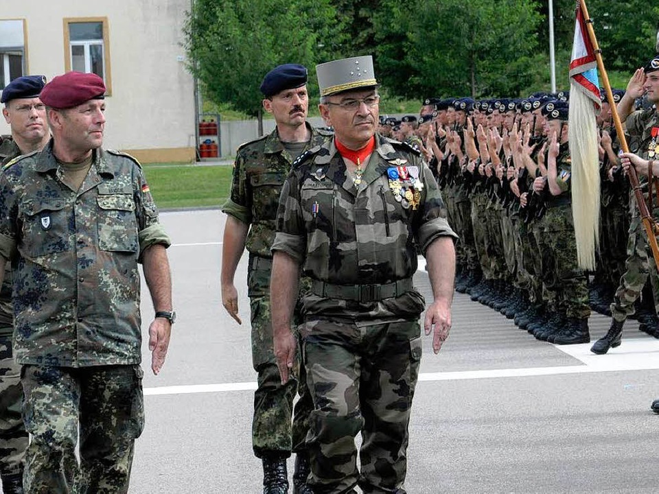 Generalleutnant Budde und Général Iras...igadeführung die angetretenen Truppen.  | Foto: MPS