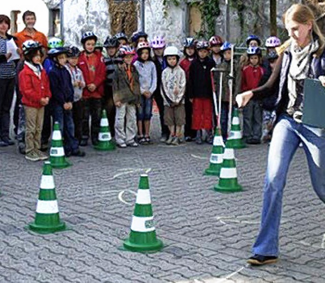 Sie macht vor, wie die Kinder spter auf dem Rad durch den Parcours mssen.  | Foto: Schule