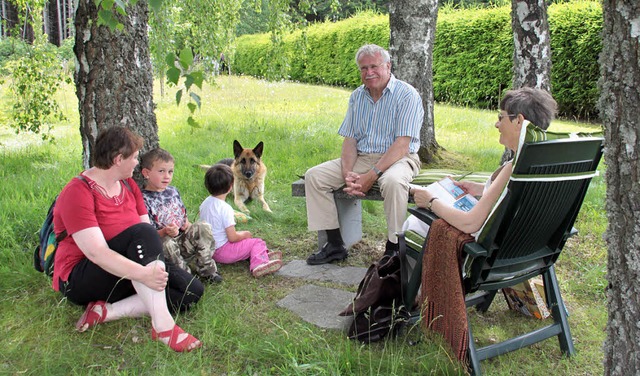 Mrchen lauschten die Kinder, whrend ...e die Garten-Idylle in Ebnet genossen.  | Foto: Christiane Seifried