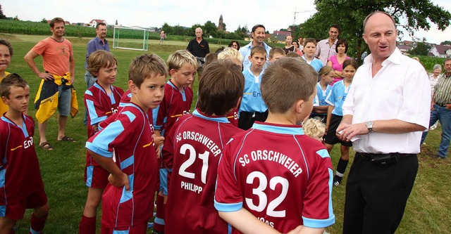 Brgermeister Dietmar Benz (rechts) fu... Schiedsrichter des E-Juniorenspiels.   | Foto: Sandra Decoux-Kone