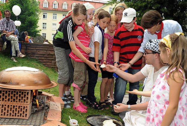 Fladenbrot wie bei den Beduinen: Biblischer Erlebnistag im Collegium Borromaeum.  | Foto: rita eggstein