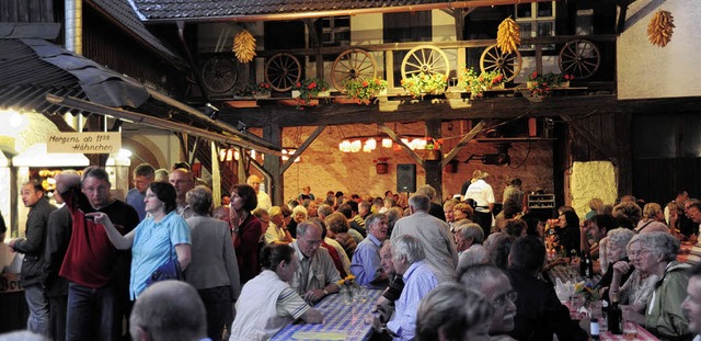Die Atmosphre macht das Stadtfest aus... im Innenhof des Weingutes Schindler.   | Foto: Volker Mnch