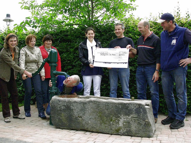 Freude am neuen Brunnen haben (von lin..., Peter Hummel und Matthias Ketterer.   | Foto: Monika Rombach