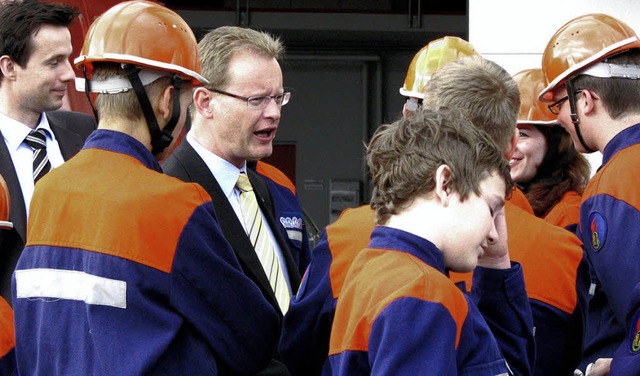 Thomas Drflinger im Gesprch mit der Jugendfeuerwehr  | Foto: rombach