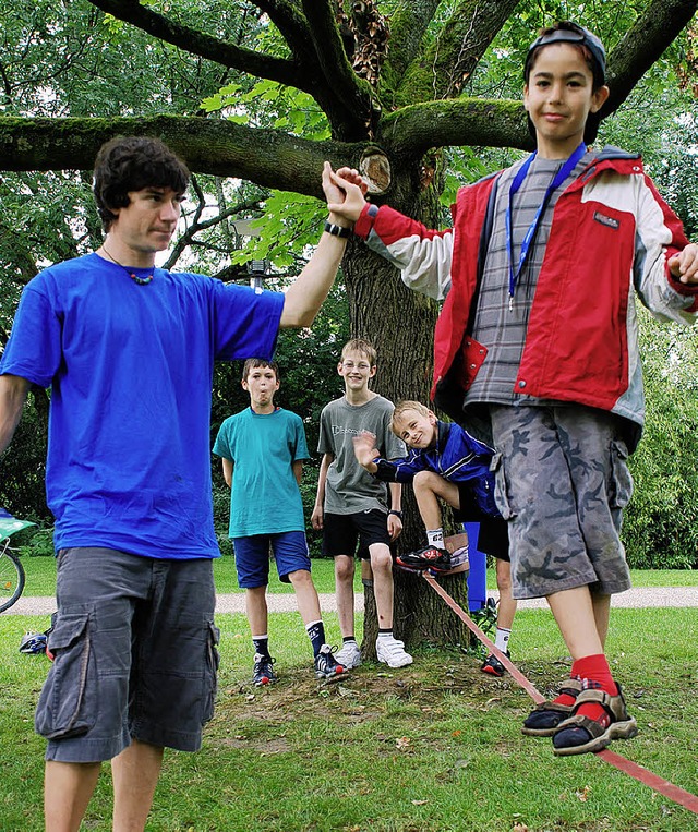 Yassine auf der Slackline: &#8222;Das macht richtig Spa.&#8220;   | Foto: Gertrude Siefke