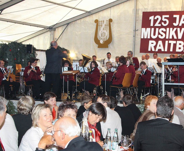 Im Festzelt erlebten die Besucher das ...n Bestehen des Musikvereins Raitbach.   | Foto: Hans-Jrgen Hege