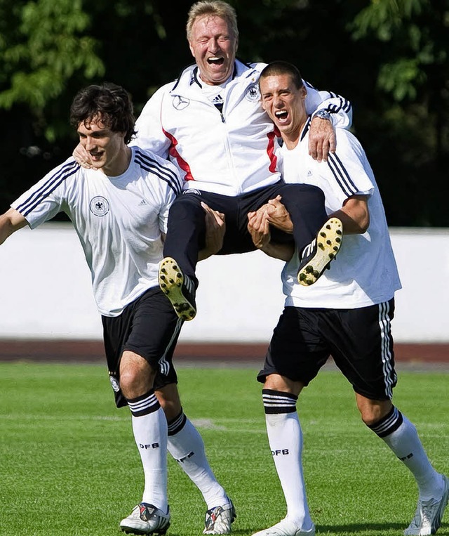 Im Training blht der Flachs: Mats Hum...r Horst Hrubesch schon mal hochleben.   | Foto: dpa