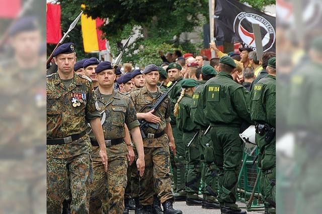 Soldaten marschieren unter Polizeischutz