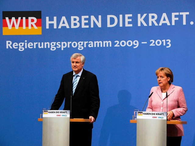 Bundeskanzlerin Angela Merkel (CDU) un...che Ministerprsident, Horst Seehofer.  | Foto: dpa
