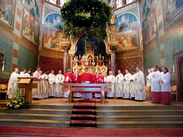 16 Priester feierten mit Jesuitenpater Clemens Blattert dessen Primiz.  | Foto: Martha Weishaar