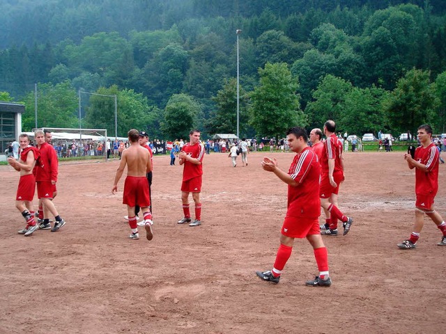 Den eifrigen  Fans galt der Dank der T...er nach dem verlorenen Aufstiegsspiel.  | Foto: Monika Weber