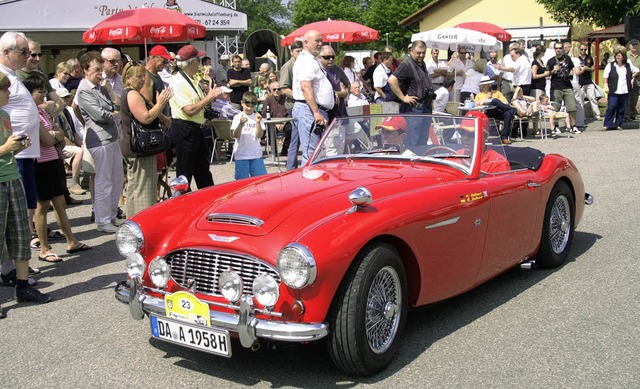 Zum Ende der dritten Bad Krozinger Cla...Hier wird  ein Austin Healey bestaunt.  | Foto: Ilona Hge