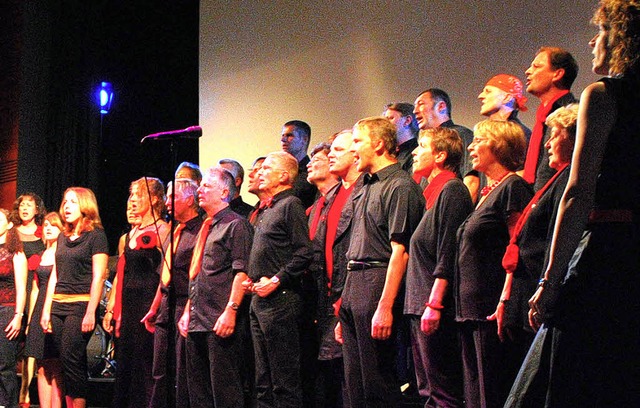 Nachtschwarz mit roten Akzenten: der P...em Konzert im Kultur- und Brgerhaus.   | Foto: axel drber