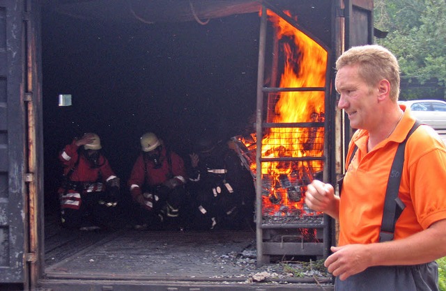 Wie die Feuerwehr einen offenen Brand bekmpft, wurde eindrucksvoll vorgefhrt.   | Foto: Ingeborg grziwa