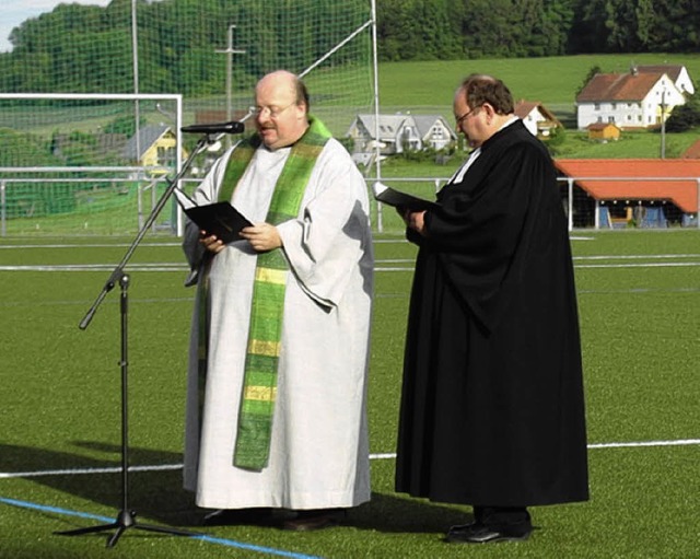 Die Pfarrer Eckart Kopp und Mathias Geib segneten den Sportplatz.  | Foto: Cornelia Selz