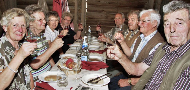 Die Besucher lieen sich Essen und Weine im Tabakschopf schmecken.   | Foto: Sandra Decoux-Kone