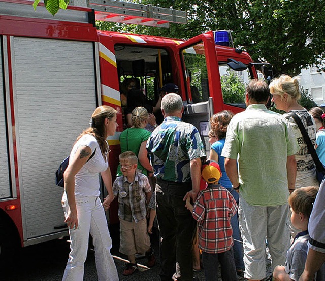 Hei begehrt: die Fahrten mit dem Feuerwehrfahrzeug   | Foto: CREMER
