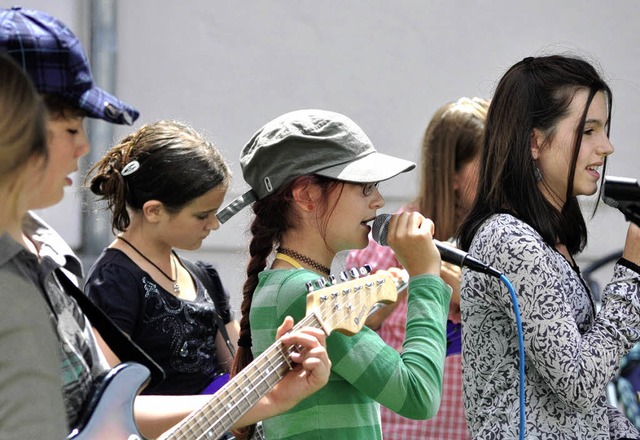 Die Crazy Kids bei ihrem Auftritt im Schulhof   | Foto: Barbara  Ruda