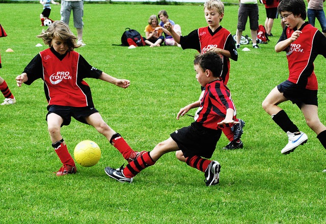 Groen Einsatz zeigten  die kleinen Fuballspieler.   | Foto: Thomas Loisl Mink