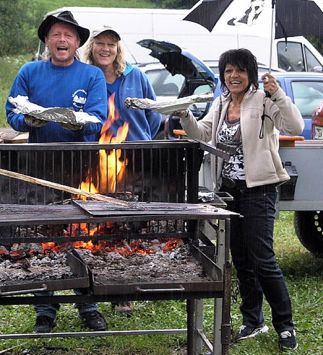 Trotz des Regens fhlten sich die Moto...ahrer am abendlichen Grillfeuer wohl.   | Foto: Andrea Stadler