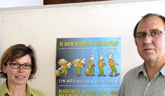 Elke Wodrich und Franz Volk betreuen d...huldner beim Lrracher Caritasverband.  | Foto: Claudia Gabler