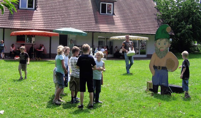 <Bildtext>Kleine und groe Besucher au...llbacher Pfarrgarten an.   </Bildtext>  | Foto: Ines Bode