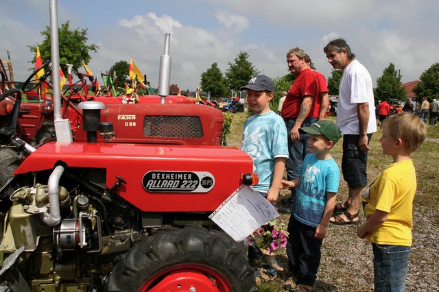 Nicht nur fr Oldies: Die Oldtimer in ...eressierten auch die jungen Besucher.   | Foto: Peter Schtz