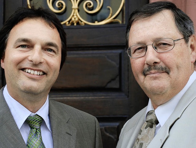 Der Vorsitzende des Historischen Verei...ch Birkle, vor dem Offenburger Rathaus  | Foto: gertrude siefke