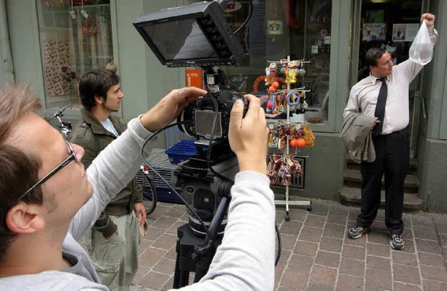 Action! Tim Steffan, Nicolas Palme und...prell (von links) beim Dreh in Lrrach  | Foto: Bastian Henning