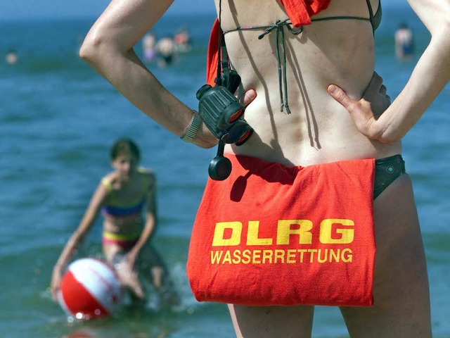 Gut, wenn eine Rettungsschwimmerin der DLRG den See im Blick hat.  | Foto: ddp