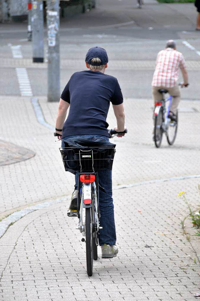 Zwei Radler wollten die Brcke berqueren – sie kamen zu Frh. Noch ist die Brcke eine Grobaustelle.