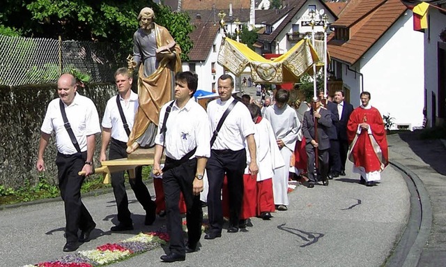 Mitglieder der Drei-Schluchten-Radler-...en bei der Prozession die Petrusstatue  | Foto: Karla Scherer