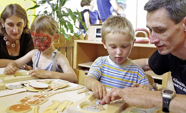 Beim Tag der offenen Tr  spielten Kinder gemeinsam    mit Erwachsenen.   | Foto: Heidi Fssel