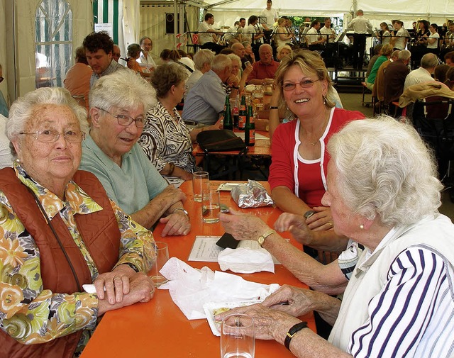 Viele Besucher waren zum Dorfhock auf das Merzhauser Schulgelnde gekommen.   | Foto: Barbara Schmidt